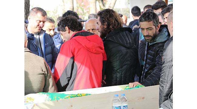 Karadenizli ünlü sanatçı Resul Dindar'dan anneye son görev