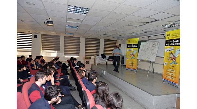 Karikatürist Ahmet Altay öğrencilere, Karikatür Yarışması'nı anlattı