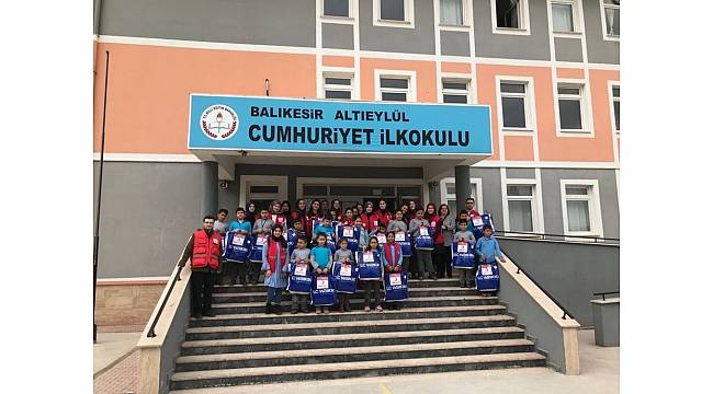 Kızılay&#39;dan öğrencilere yardım