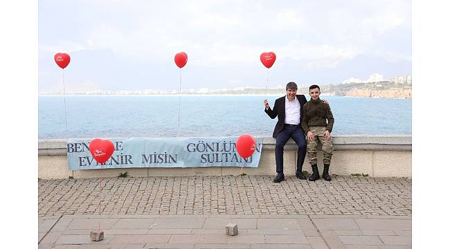 Komandonun sürpriz evlilik teklifine sürpriz konuk