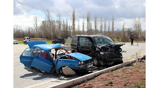 Kütahya'da otomobil ile minibüs çarpıştı: 2 ölü, 2 yaralı