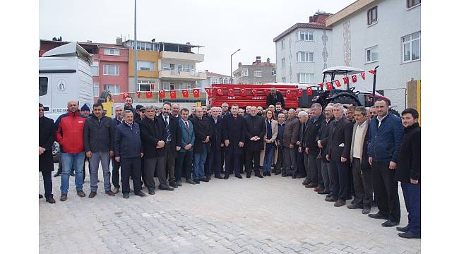 Lapsekili muhtarlar Afrin'e traktör gönderdi