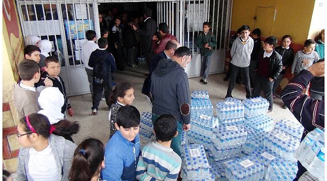 Mersinli öğrencilerden Mehmetçiğe bir kamyon su