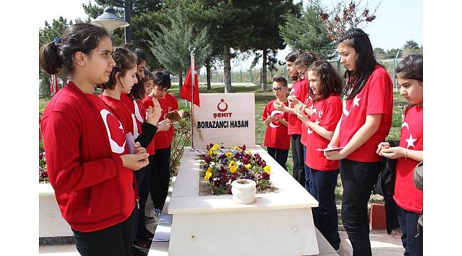 Öğrenciler, önce şehitliği sonra şehit eşini ziyaret etti