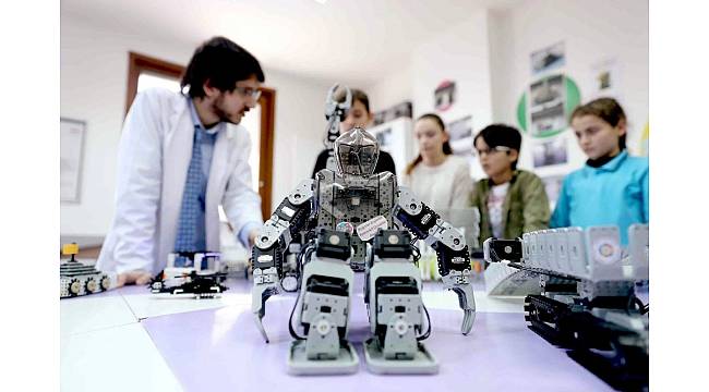 Öğrencilerden hayatı kolaylaştıran robotlar