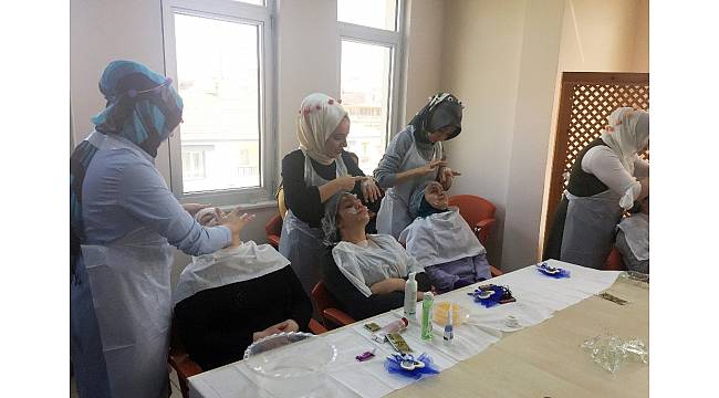 Pursaklar Belediyesi'nde uygulamalı cilt bakımı kursu