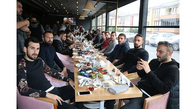 Sakaryasporlu futbolcular ve teknik heyet kahvaltıda bir araya geldi