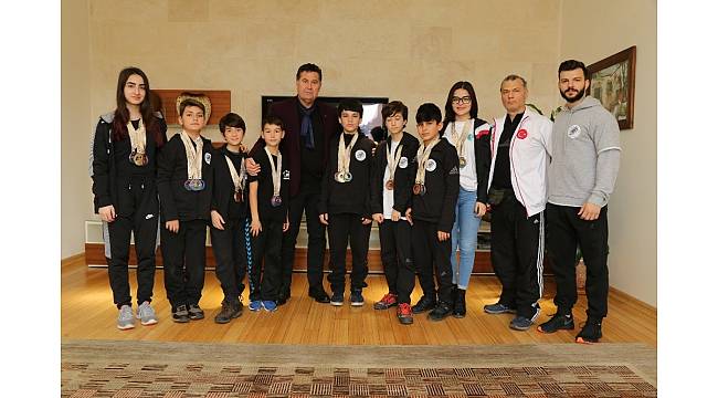 Şampiyon Wushu'cular Başkan Kocadon'u ziyaret etti