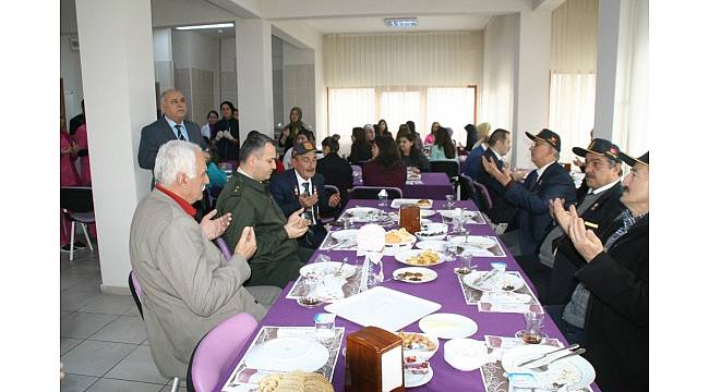 Şehit ve gazi yakınları düzenlenen kahvaltı programı devam ediyor.