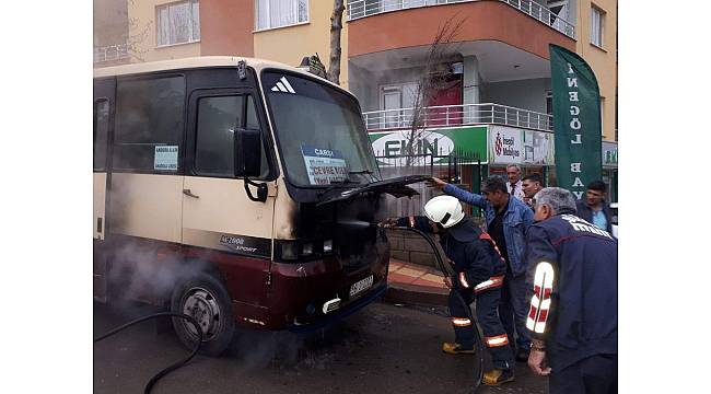 Siirt'te seyir halindeki minibüs alev aldı