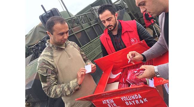 Sınırdaki Mehmetçiğe al bayrak ve mektup