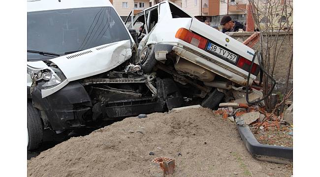 Sivas'ta otomobil ile öğrenci servisi çarpıştı: 3 yaralı