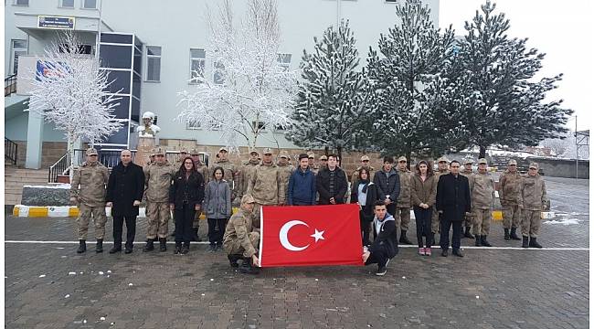 Tokat&#39;ta liselilerden Mehmetçiğe mektup