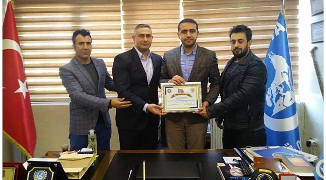 Yılan'a teşekkür plaketi