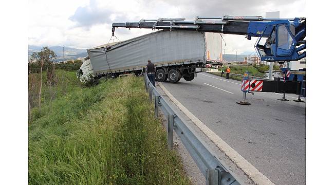 Yoldan çıkan tır bariyerlerde asılı kaldı: 1 yaralı