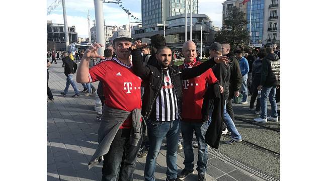 Yüzlerce Bayern Münih taraftarı Taksim'de toplandı