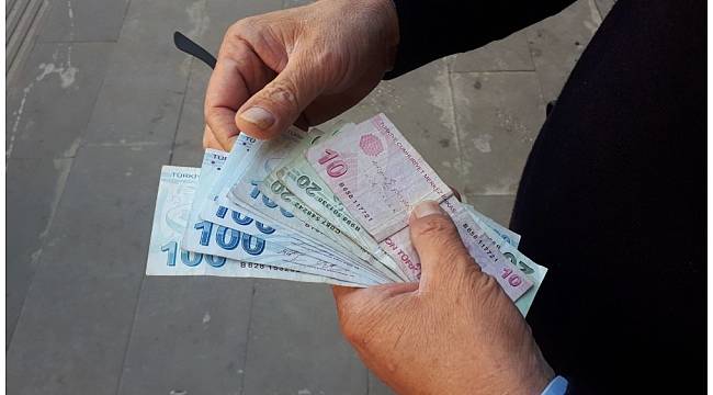 112 görevlisi ATM'de unutulan parayı polise teslim etti