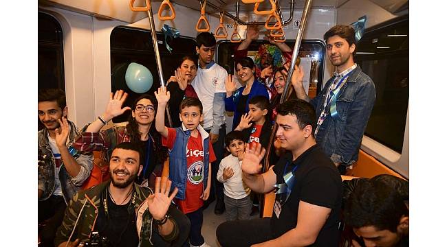 Adana Metrosu'nda otizm farkındalık etkinliği