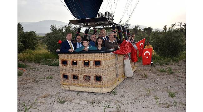 Afrin'deki Mehmetçiklerin çocukları Pamukkale'yi balonla gezdi