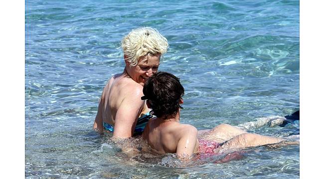 Antalya'nın bir köşesinde deniz keyfi, diğer köşesinde 5 metre karla mücadele