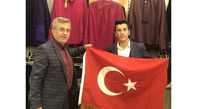 Başkan Çetin ziyaretlerde esnafa bayrak hediye ediyor