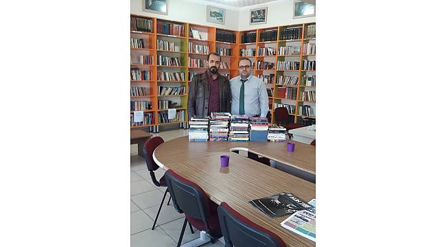 Burhaniye'de emekli müdür okula kitap bağışladı