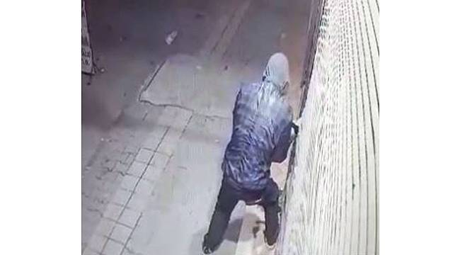 Dakikalarca uğraşan hırsız, iş yerinin kepengini kıramadı