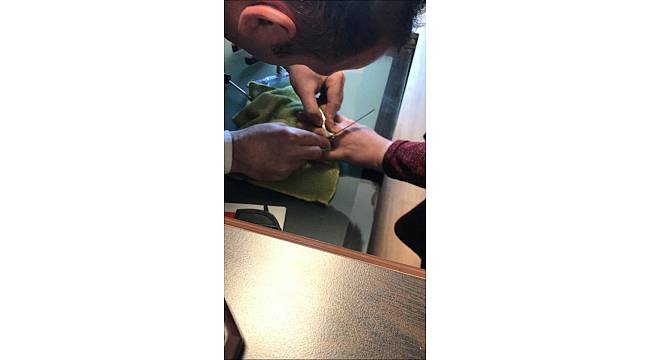 Denemek için taktığı yüzük parmağına sıkıştı, talihsiz kadını itfaiye kurtardı