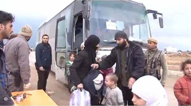 Duma'daki kimyasal saldırıdan kurtarılan 3 bin 500 Suriye'li Türkiye'nin kurduğu Azez'deki yeni kamplara getirildi