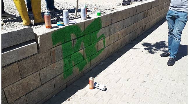 Duvar boyayan gençler polisi harekete geçirdi