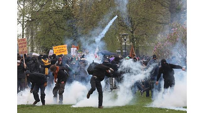 Fransa&#39;daki protestolarda 63 kişi gözaltına alındı