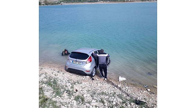 Gölete uçan araçtan sağ çıktılar