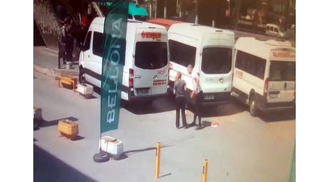 Herkesin ortasında kadını darp etti, kimse umursamadı