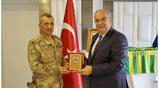 İl Jandarma Komutanı Atasoy'dan Başkan Kutlu'ya teşekkür plaketi