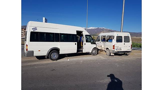 İşçi taşıyan iki minibüs çarpıştı: 8 yaralı