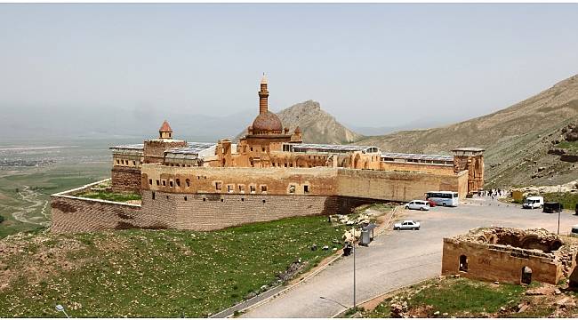 İshak Paşa Sarayı'na turist akını