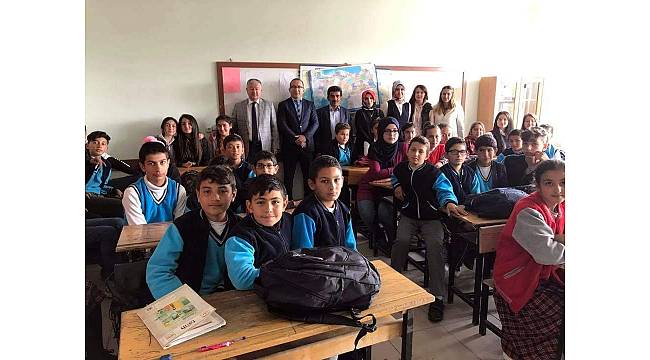 Kaymakam Duru Ayşepınar Ortaokulunu ziyaret etti