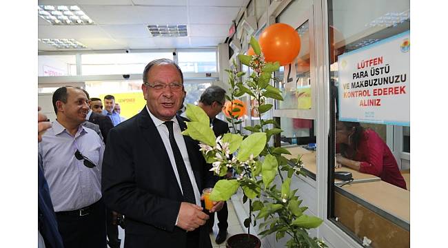 Oprukçu, vatandaşlara portakal suyu ikram etti