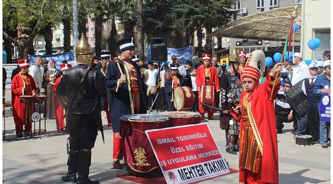 Otizmli öğrencilerden &quot;Ölürüm Türkiyem&quot; marşı