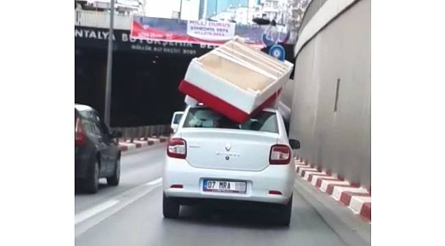 Otomobil tavanında bazalı yatak taşıdı