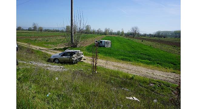 Panelvan emniyet şeridinde duran otomobile çarptı: 2 yaralı