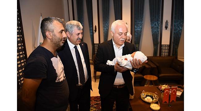 Prof. Dr. Hatipoğlu yeni doğan bebeğin ismini koydu