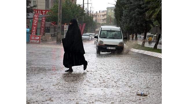 Şanlıurfa'da sağanak yağış sürücülere zor anlar yaşattı