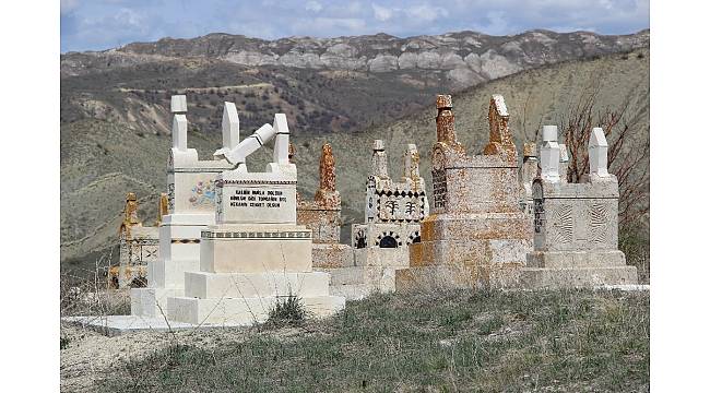 Sivas'taki piramit taş mezarlar dikkat çekiyor