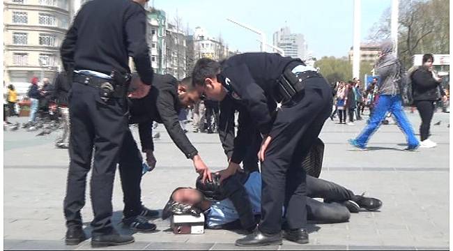 Taksim'de epilepsi krizi geçiren genç kendini yerden yere attı