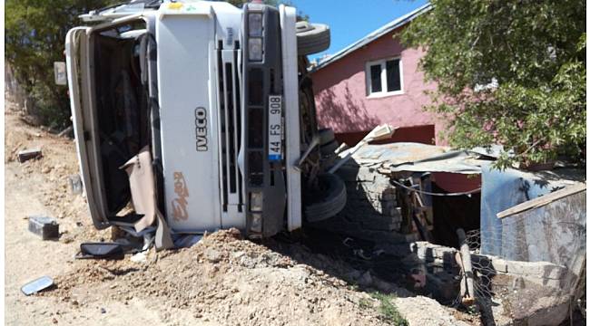 Tanker bahçe duvarına çarparak devrildi