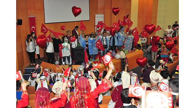 Tedavi gören minikler 23 Nisan'ı hastanede kutladı