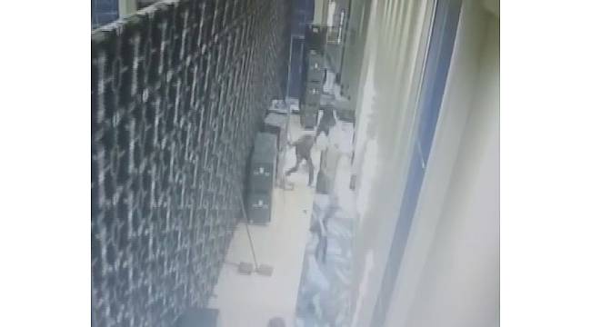 Toplantı salonuna kurulan dev LED ekranlar böyle devrildi