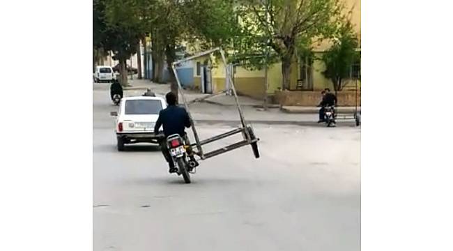 Üç tekerlekli motosikletle tehlikeli yolculuk