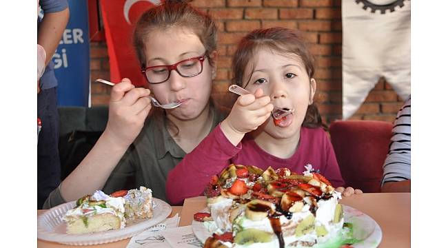 Uşak&#39;ın ödüllü aşçıları diyabetli çocuklar için doğal pasta yaptı